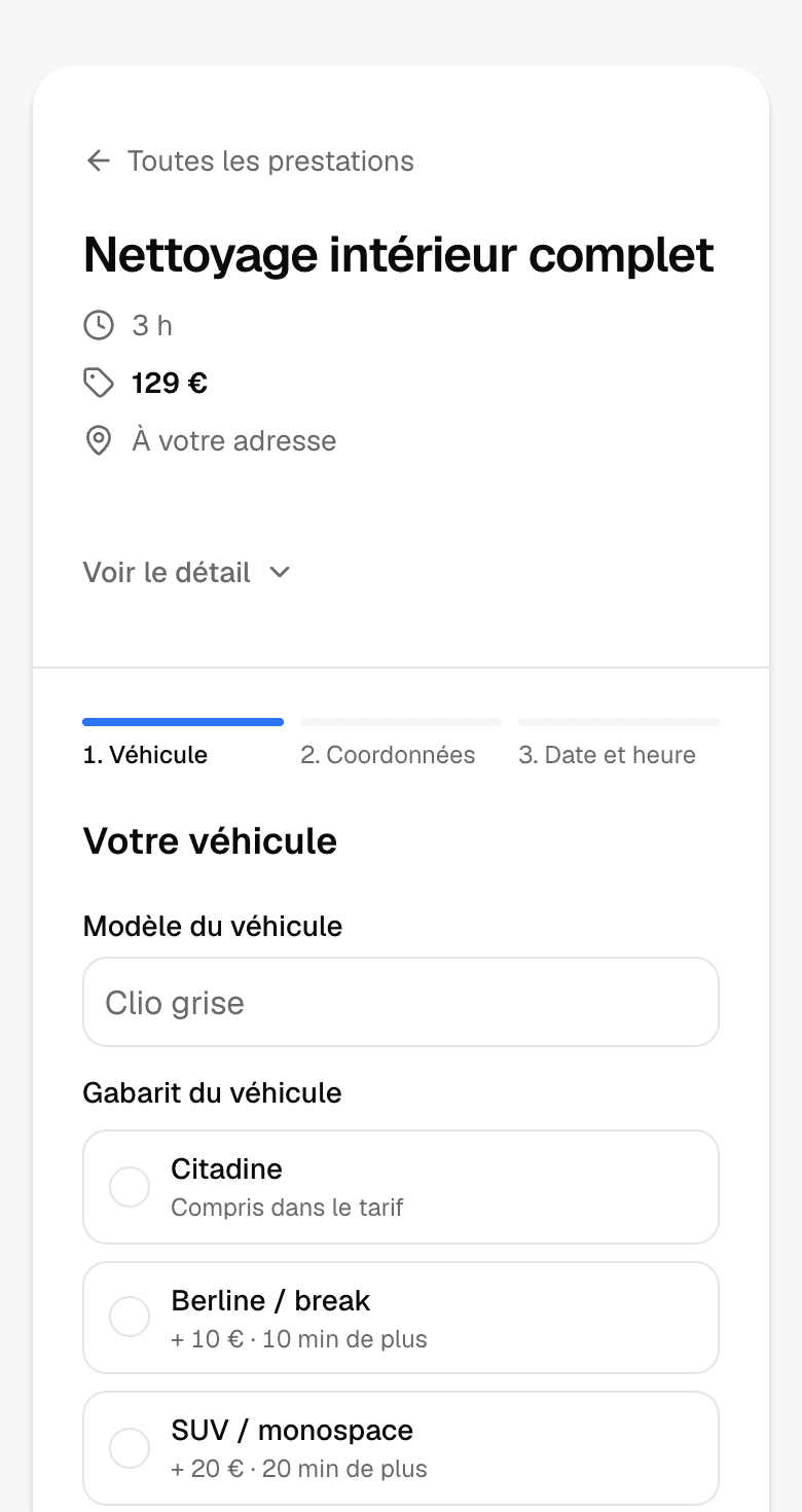Page d'une prestation sur téléphone : nettoyage intérieur complet, 3 h, 129 €, puis le choix du gabarit du véhicule avec son supplément.